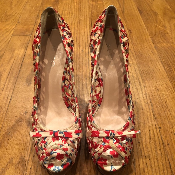 Aldo. Size Euro 40 / US 10. Cream and red floral. - Picture 2 of 4
